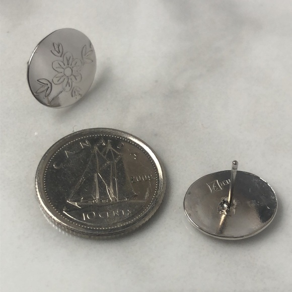 Flower sterling‎ silver stud earrings - Picture 3 of 3